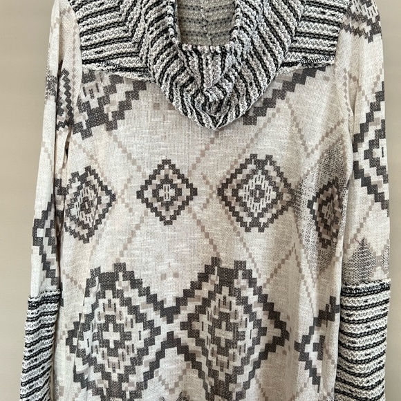 Women’s Maurice’s large Aztec print cardigan - Picture 4 of 6